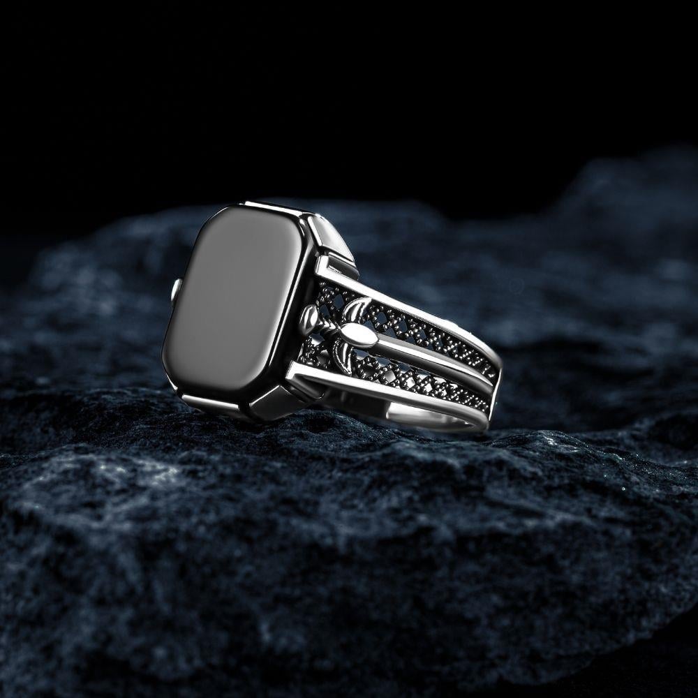 Silberring mit Onyxstein und Schwertdetail