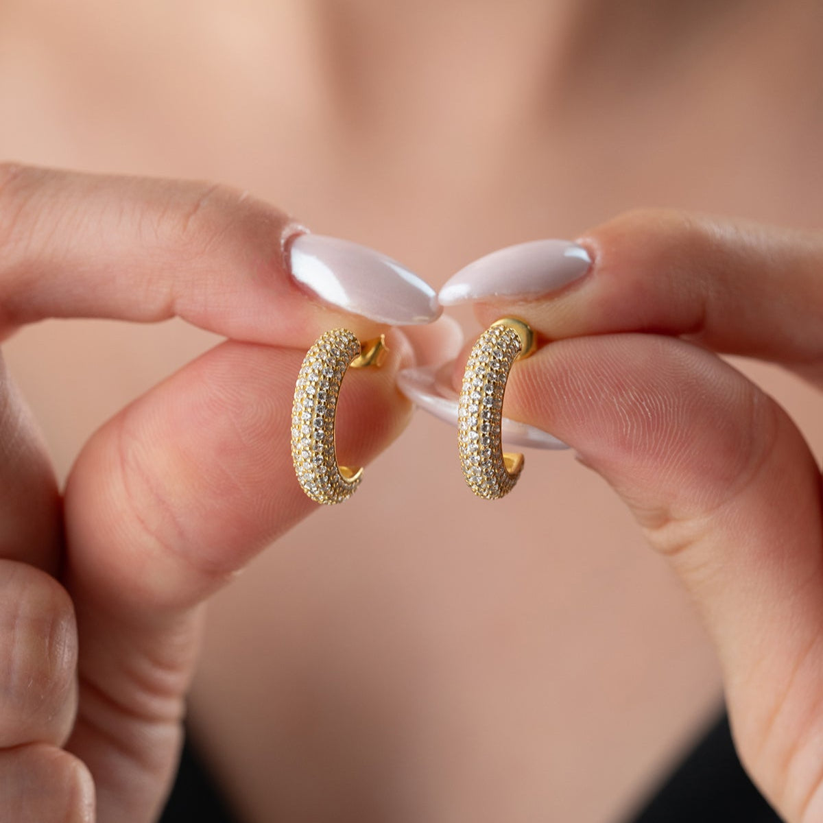 Işıltılı Yarım Halka Küpe