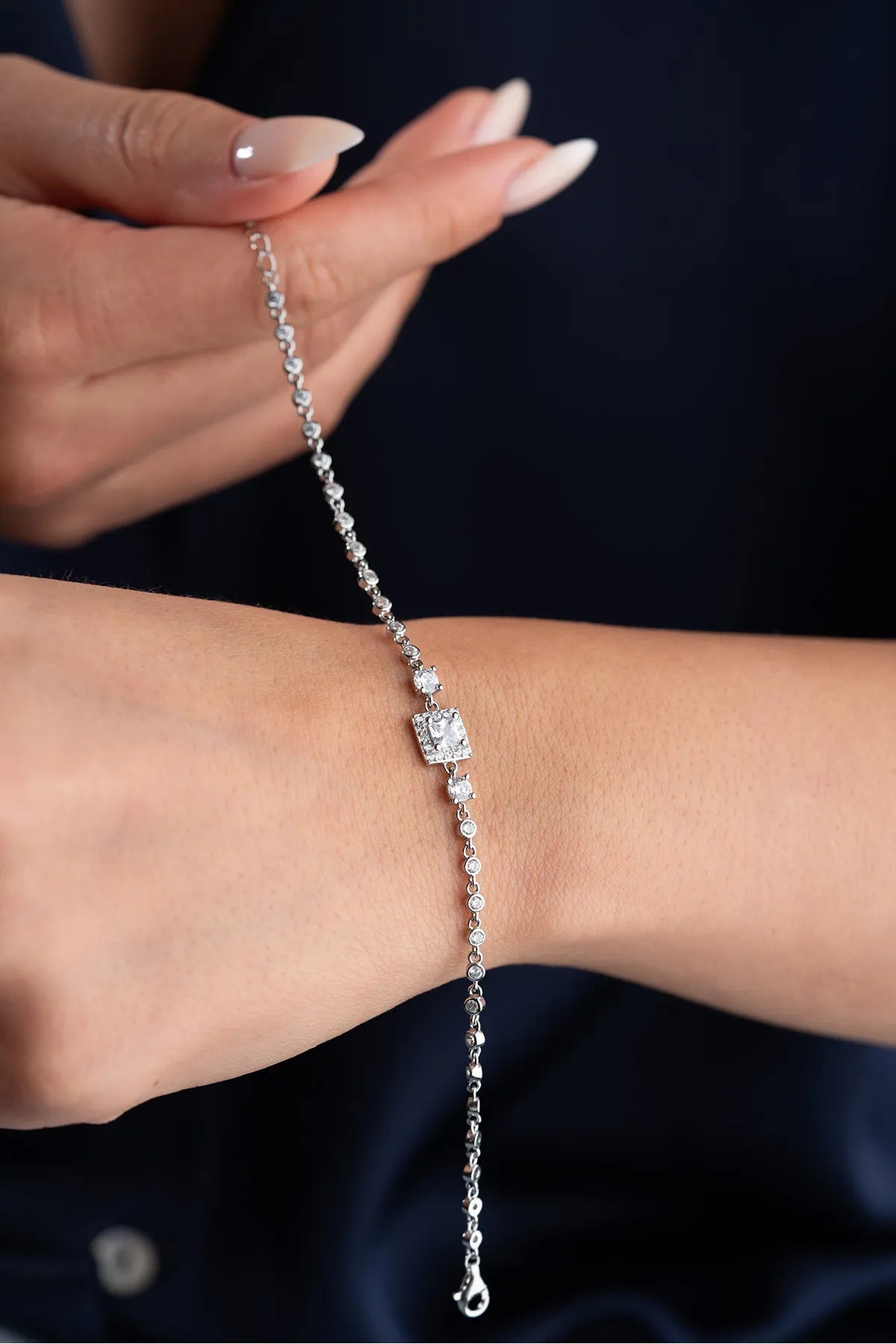 925 Ayar Gümüş Kare Taşlı Su Yolu Bileklik