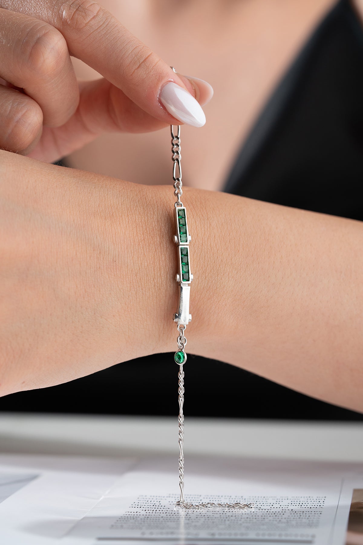 Bracelet de chaîne en argent en détail de pierre verte