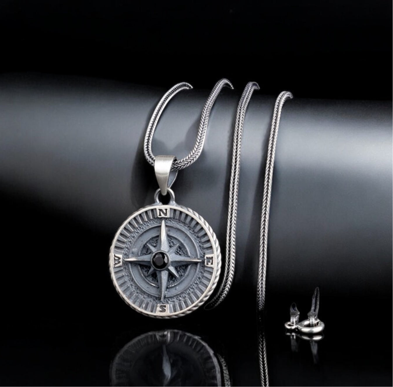 Collier en argent boussole