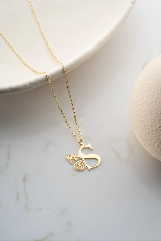 Buchstaben-Halskette mit Flügel – 925er Silber