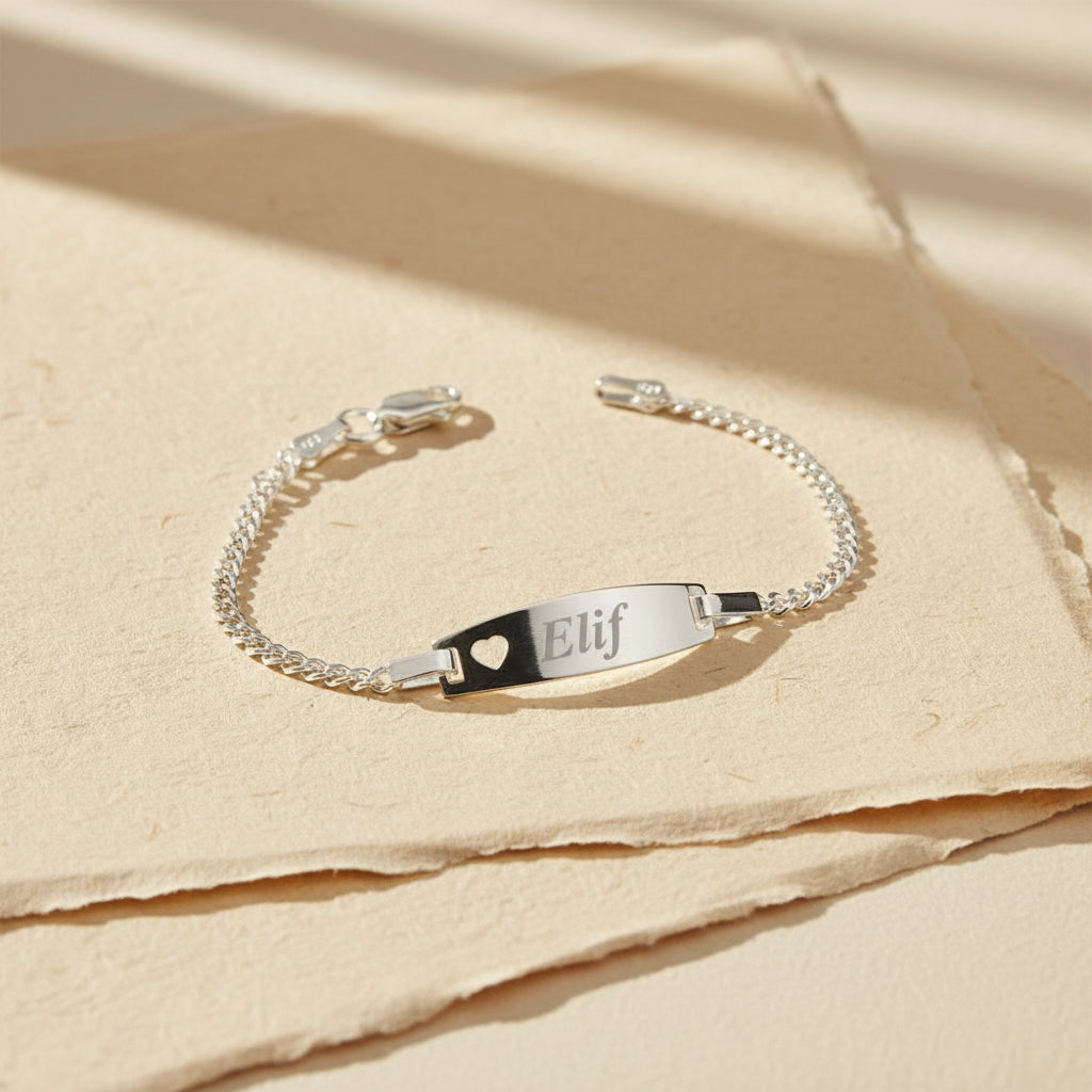 Personalisiertes Kinderarmband aus 925 Silber mit Namensgravur.
