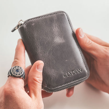 Ancien mini-portefeuille en cuir gris gris avec fermeture éclair