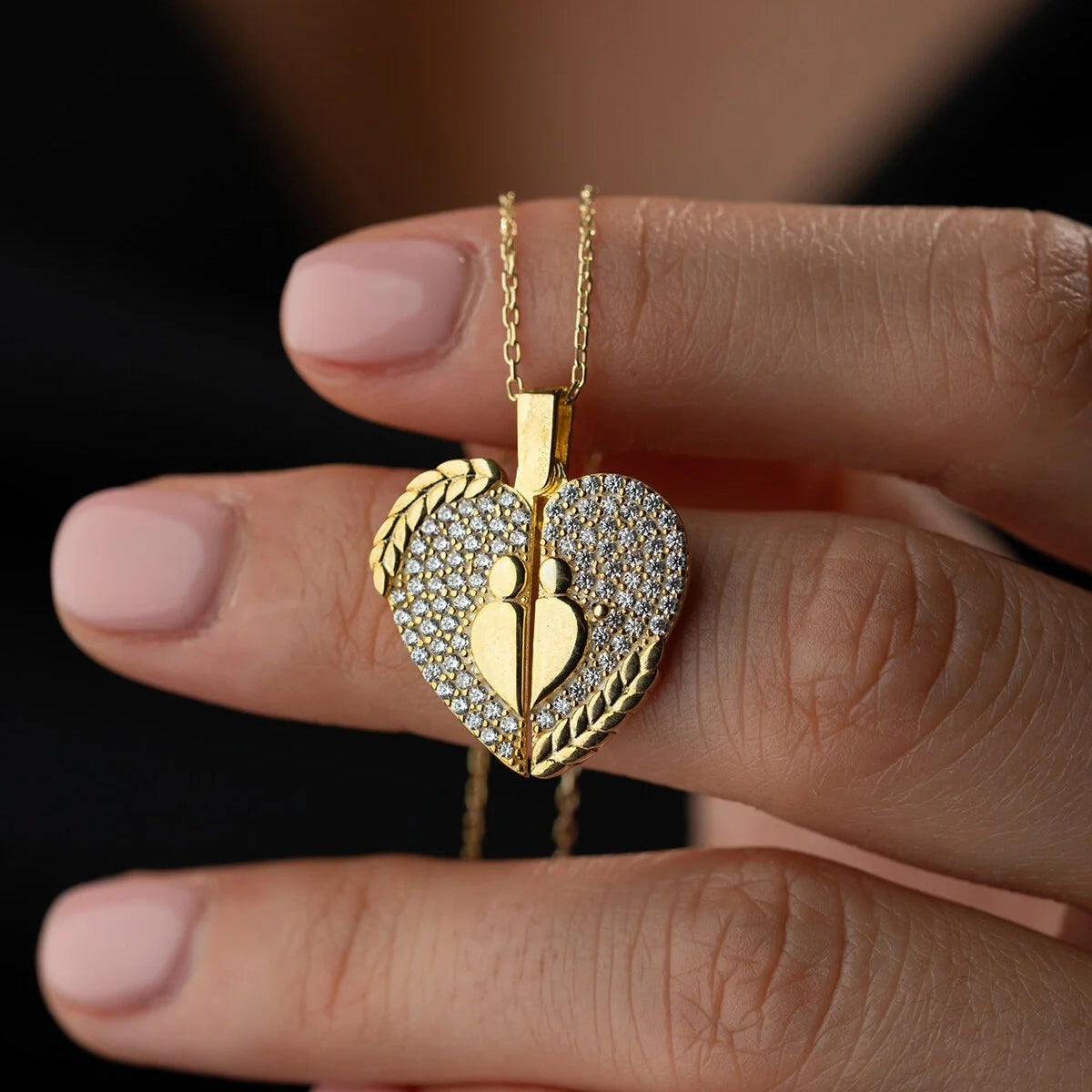 İki isim yazılabilen aşk kolyesi – açılır kalp tasarımı ve zirkon taş detayları