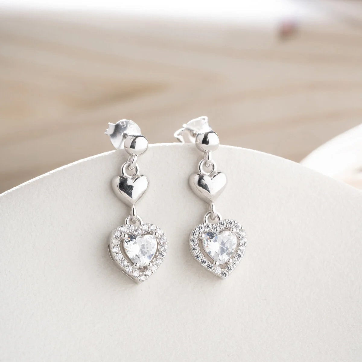 Kalpli Taşlı Sallantılı Gümüş Küpe