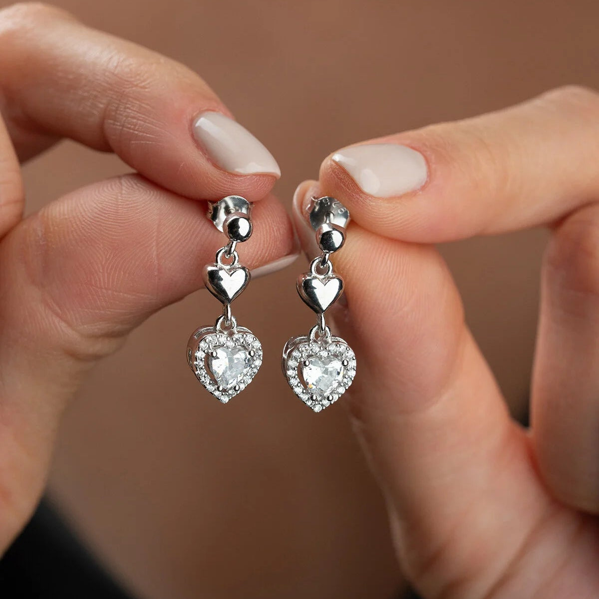 Kalpli Taşlı Sallantılı Gümüş Küpe