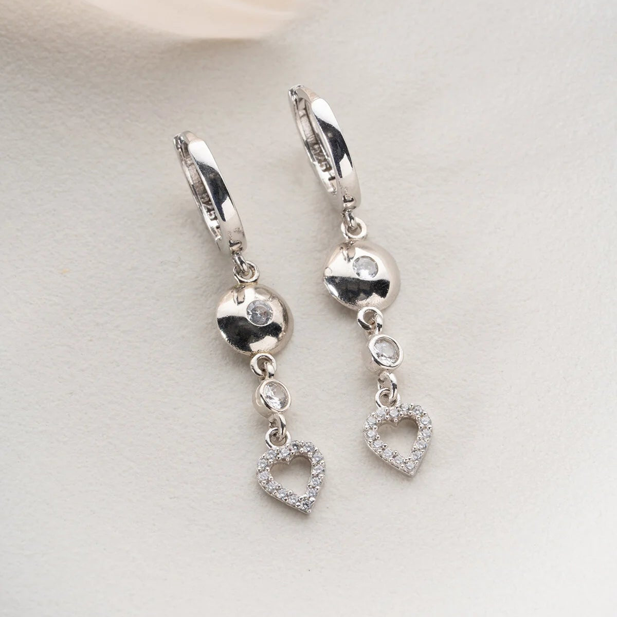 Kalpli Taş Detaylı Sallantılı Gümüş Küpe