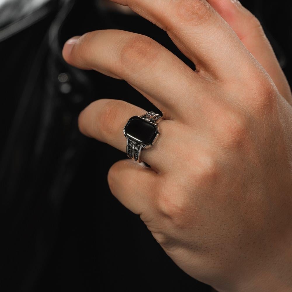 Silberring mit Onyxstein und Schwertdetail