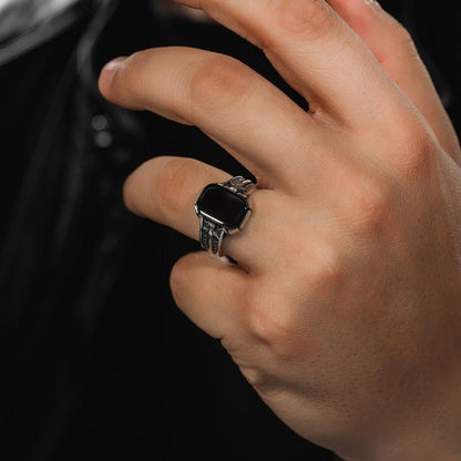 Silberring mit Onyxstein und Schwertdetail