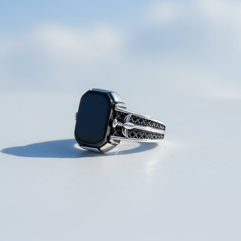 Silberring mit Onyxstein und Schwertdetail
