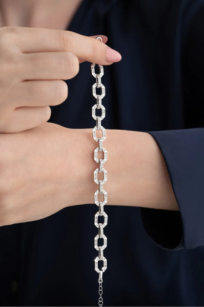 Silbernes Kettenarmband mit Baguette-Steinen