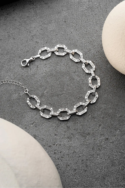 Silbernes Kettenarmband mit Baguette-Steinen