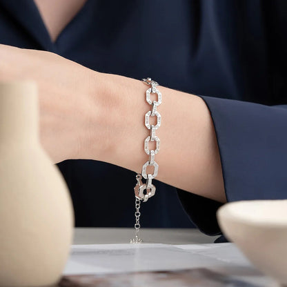 Silbernes Kettenarmband mit Baguette-Steinen