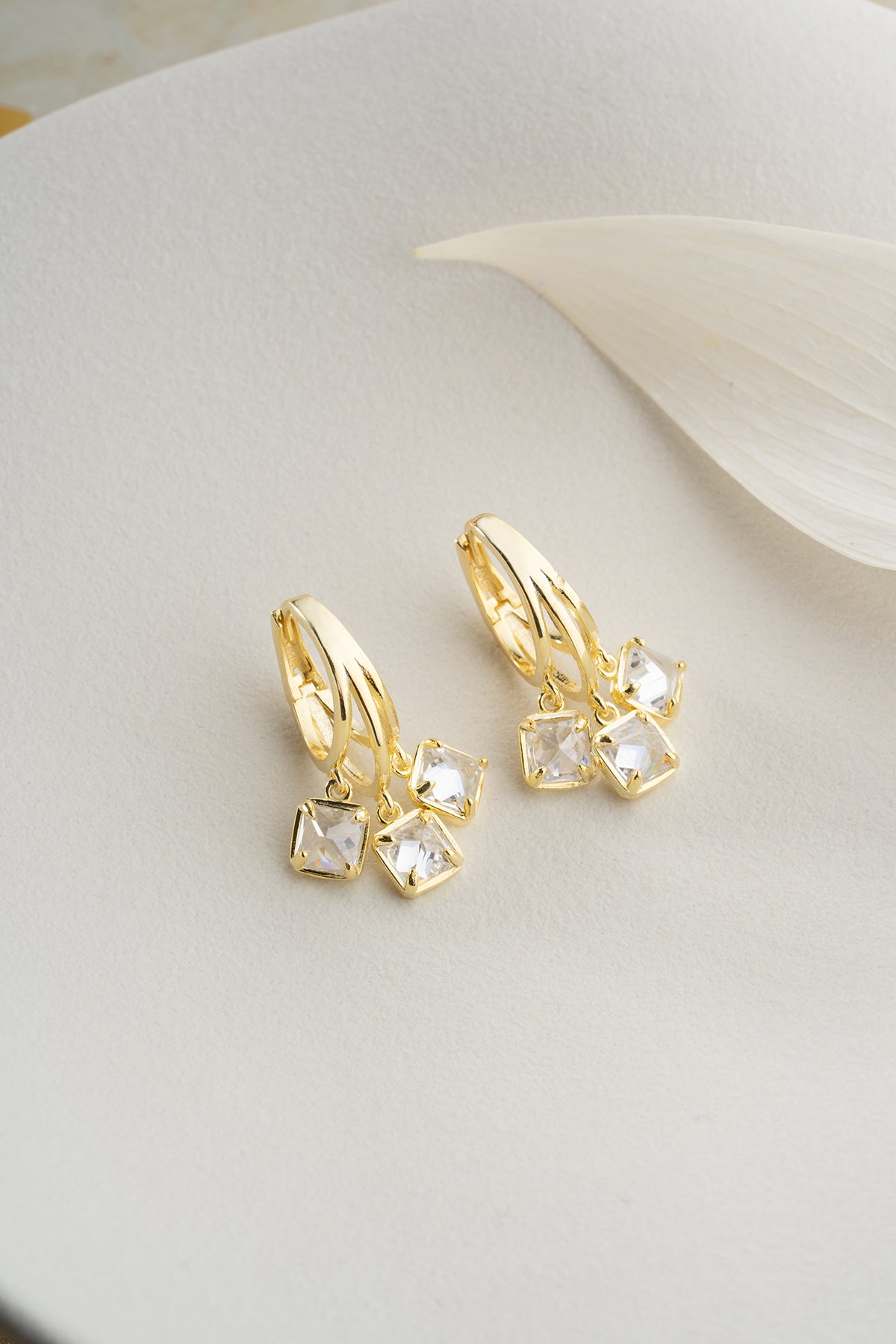 Three stones shaking earrings - gold plated