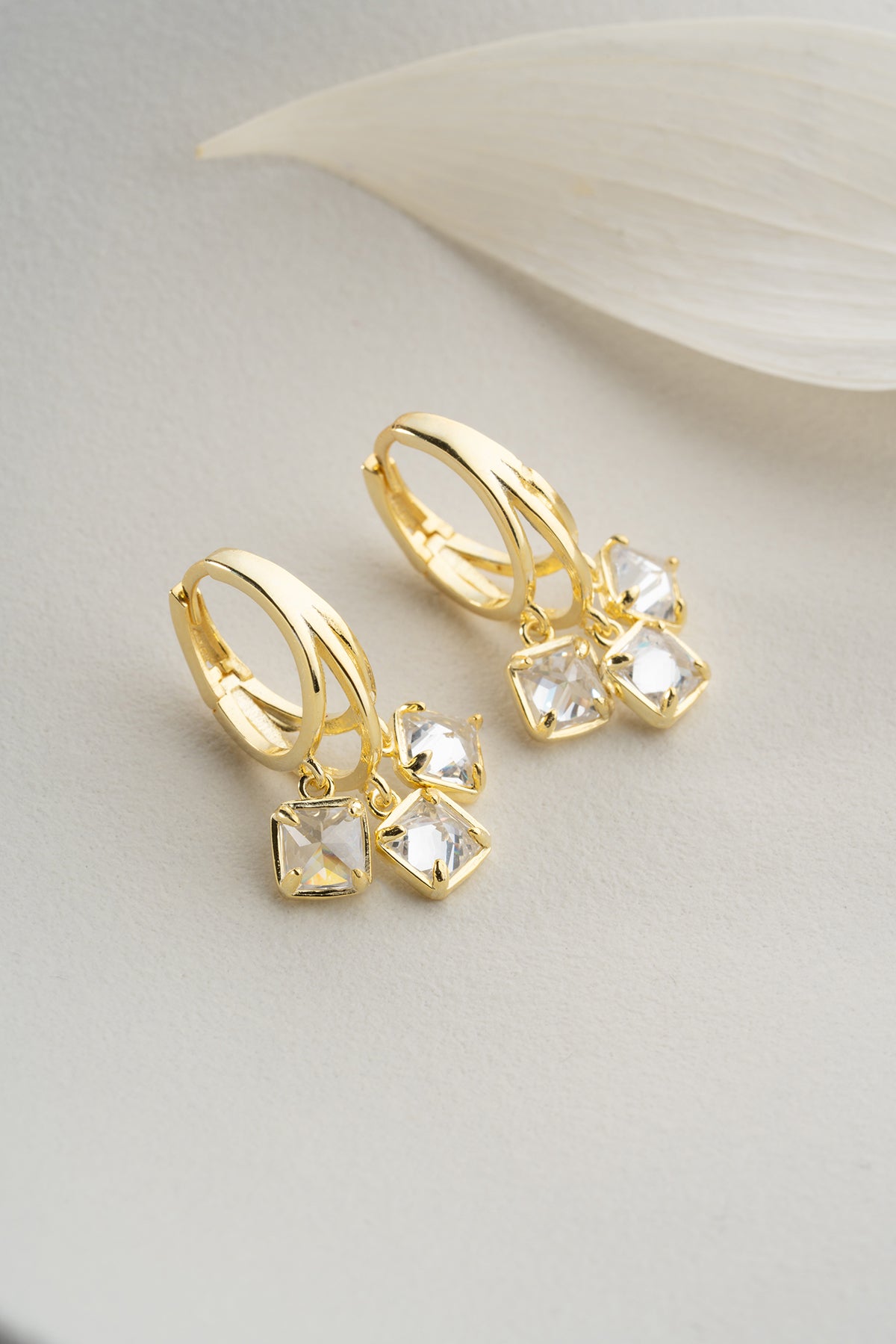 Three stones shaking earrings - gold plated