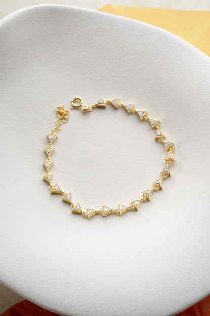 Üçgen Taş Detaylı Altın Kaplama Zarif Bileklik
