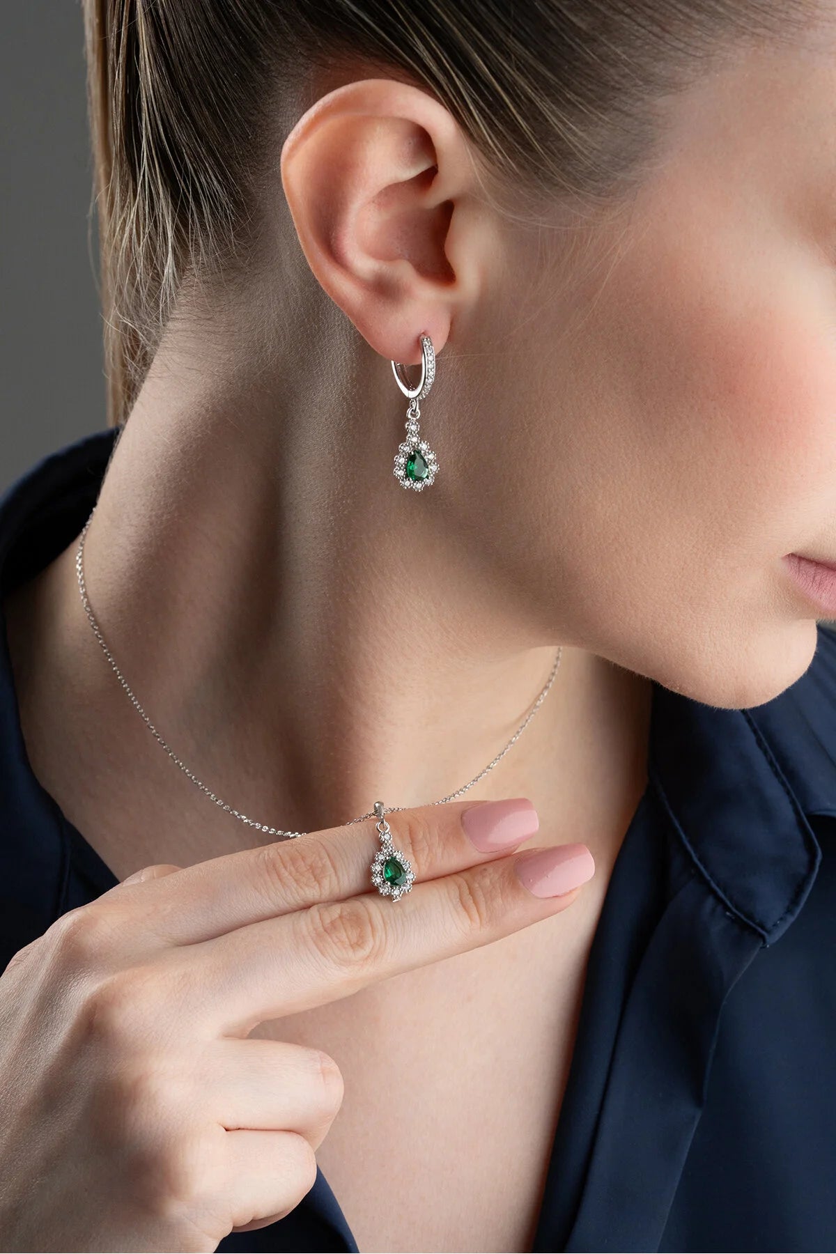 Zümrüt Işıltısı 925 Ayar Gümüş Küpe & Kolye Seti