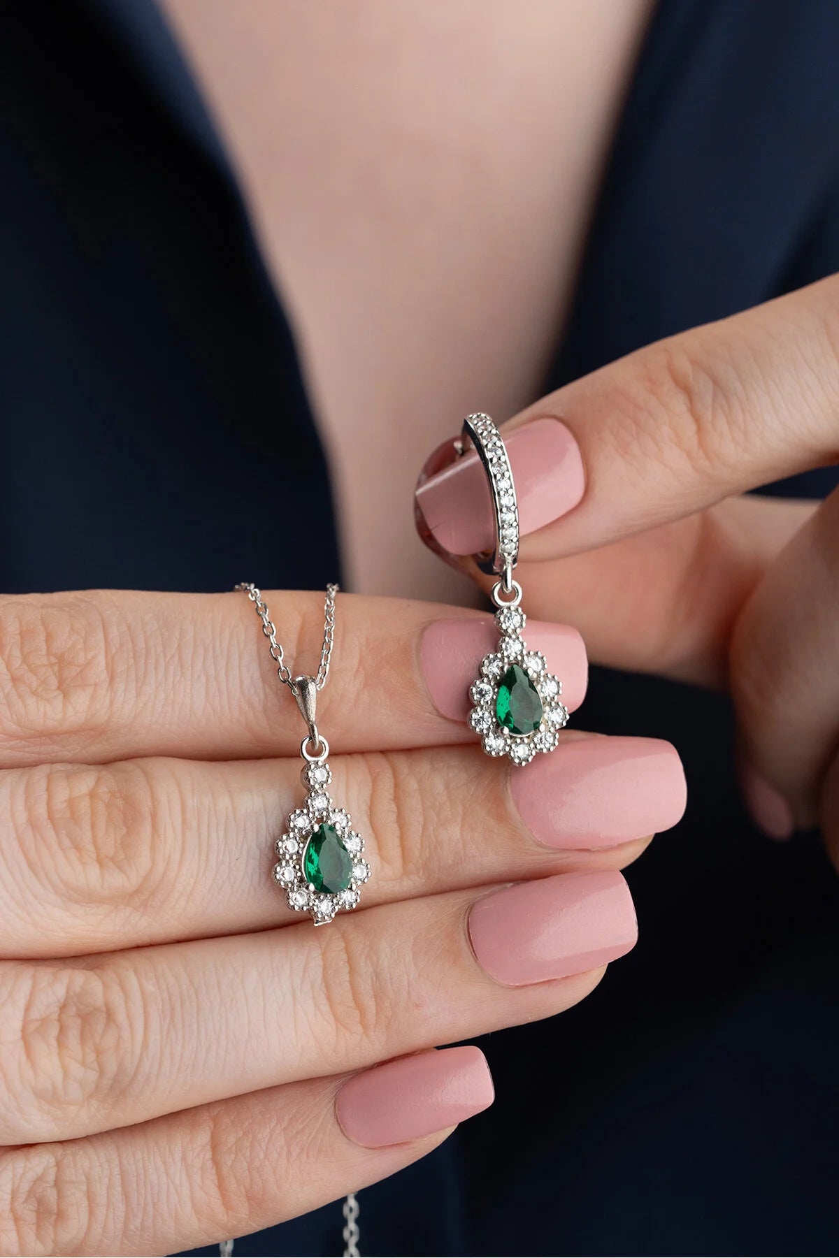 Zümrüt Işıltısı 925 Ayar Gümüş Küpe & Kolye Seti