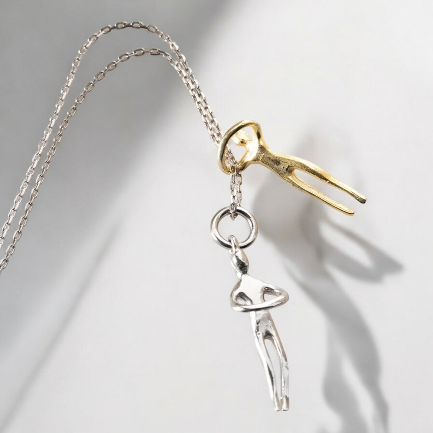 925er Sterling Silber Umarmendes Paar Liebes-Halskette 