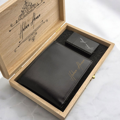 Nom du portefeuille en cuir écrit et un ensemble cadeau plus léger