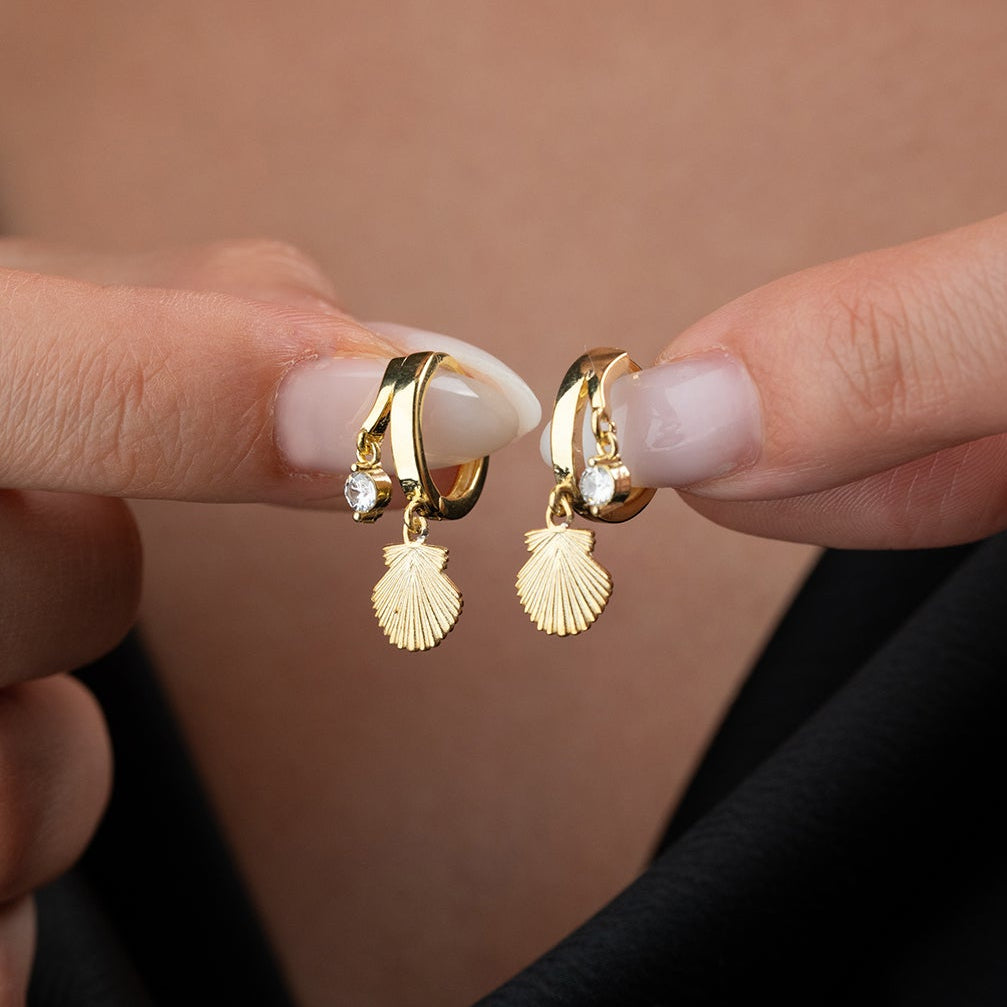 Deniz Kabuğu Figürlü Taş Detaylı Halka Küpe