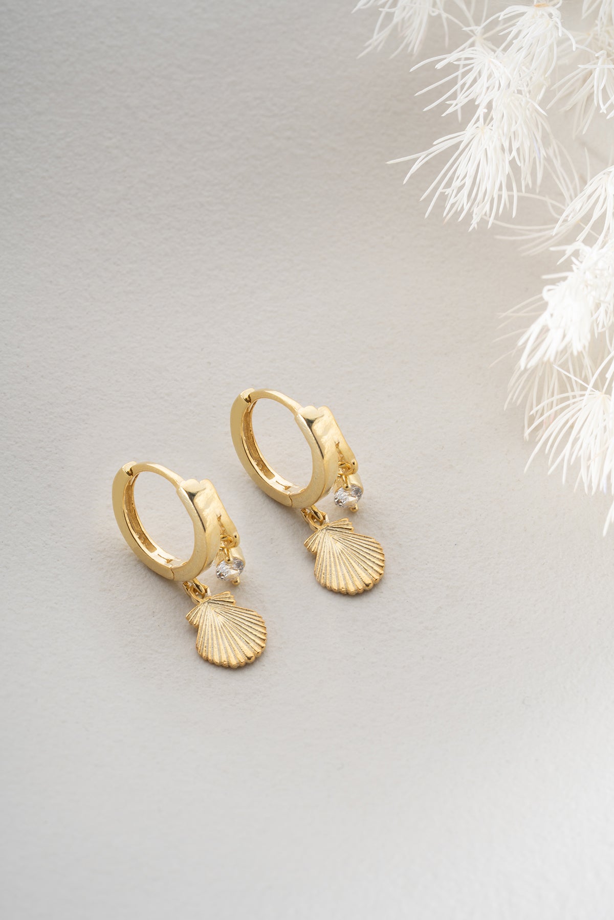 Deniz Kabuğu Figürlü Taş Detaylı Halka Küpe