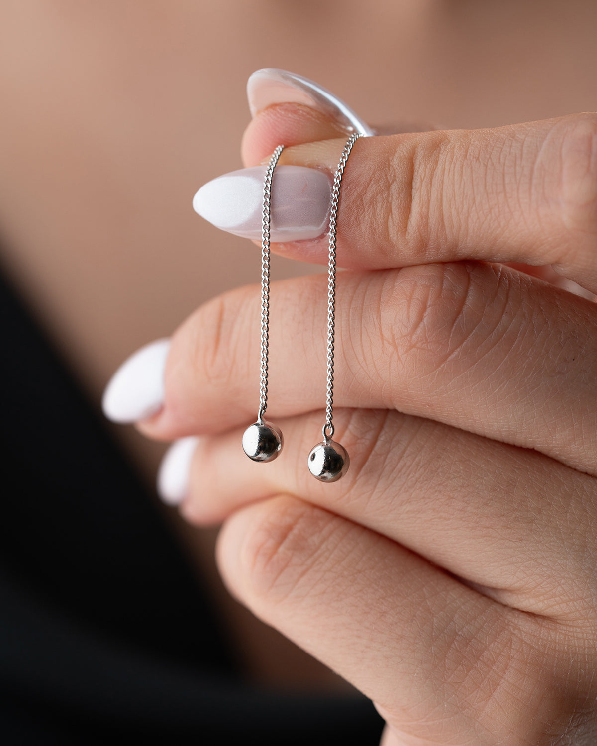 Silver ball -tipped chain shaking earrings
