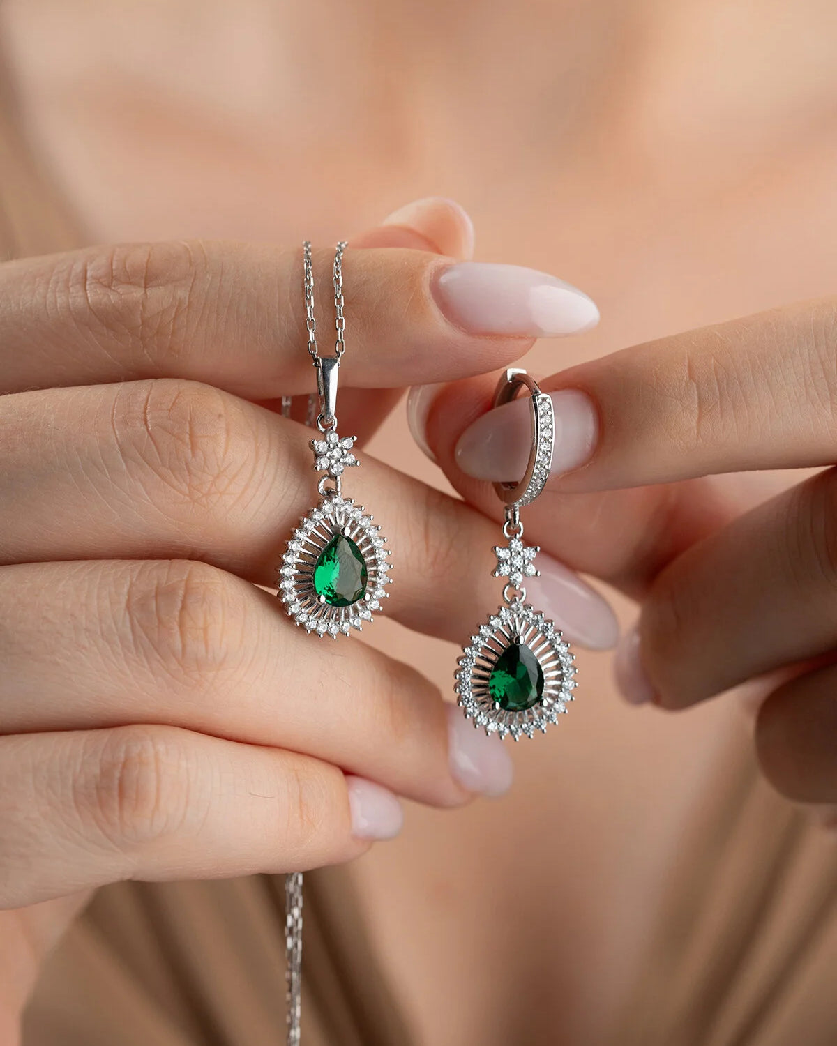 Smaragdgrünes Tropfen Halsketten & Ohrringe Set | 925 Silber