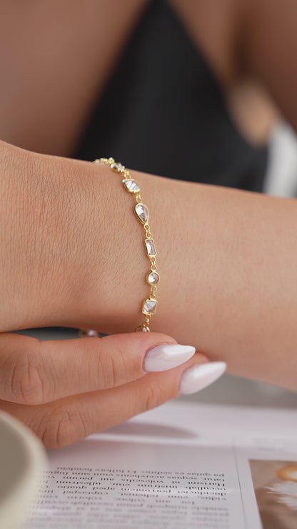 Zarif Geometrik Taş Detaylı Altın Kaplama Bileklik