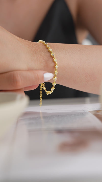 Üçgen Taş Detaylı Altın Kaplama Zarif Bileklik