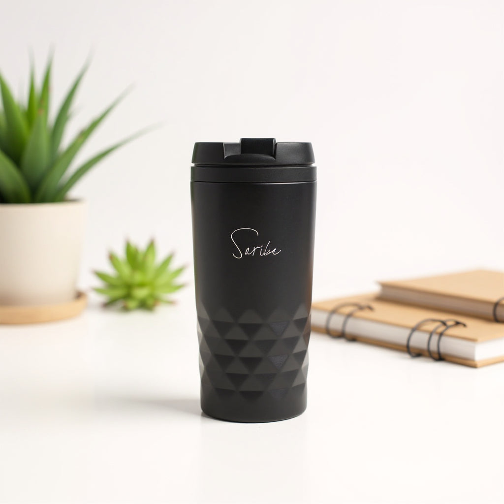 Cup thermos noir nommé personnalisé nommé